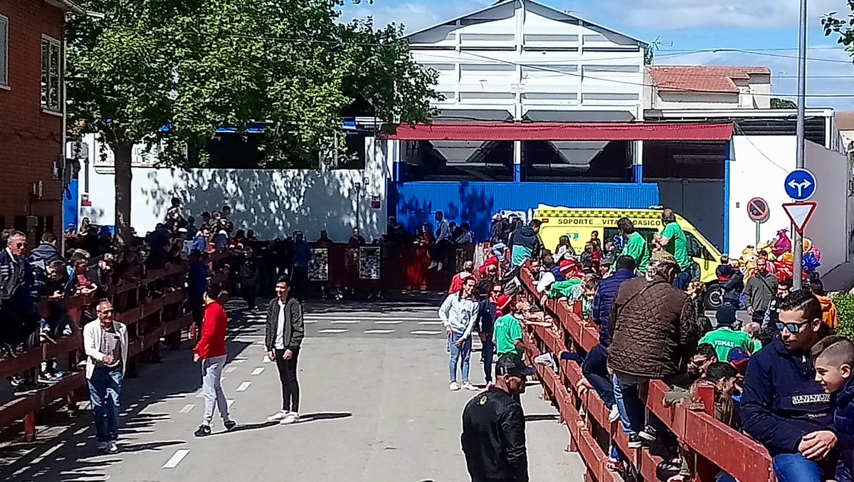 PCivil_SMVEGA's tweet photo. Finaliza primer encierro de las #FiestaSanMarcos2019. Con 3 intervenciones: 2 vías públicas y 1 herido por asta de toro con la colaboración de @PcParla, @PCivil_Alcorcon y @PCivilVelilla. Muchas gracias compañeros. #ProtecciónCivil
#lasprotescuentan https://t.co/Nrj4LZATUx