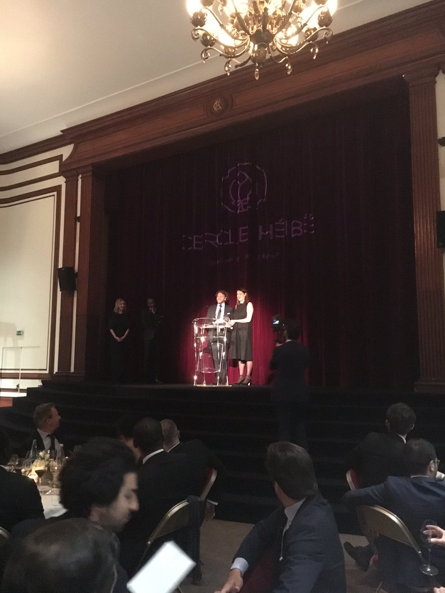 Toute l’équipe de Chemins d’avenirs est fière de recevoir ce soir le 1er #PrixHébé, remis par <a href="/DavidLayani/">David Layani</a> ! Un grand merci au @cerclehebe ainsi qu’à tous les membres du jury !
#audace 
#espritdentreprendre #AutomobileClubDeFrance avec <a href="/LesDetermines/">Les Déterminés</a> et <a href="/meetmymama/">Meet My Mama</a>