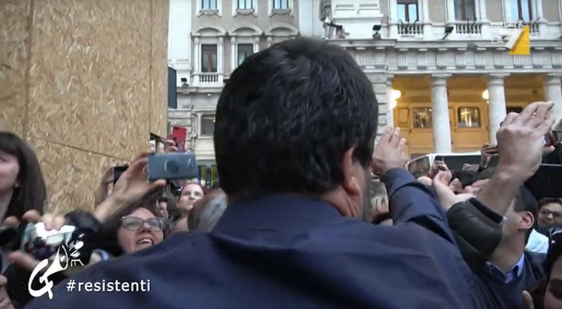 welikeduel's tweet image. Circo mediatico e fila per i selfie

#resistenti #propagandalive