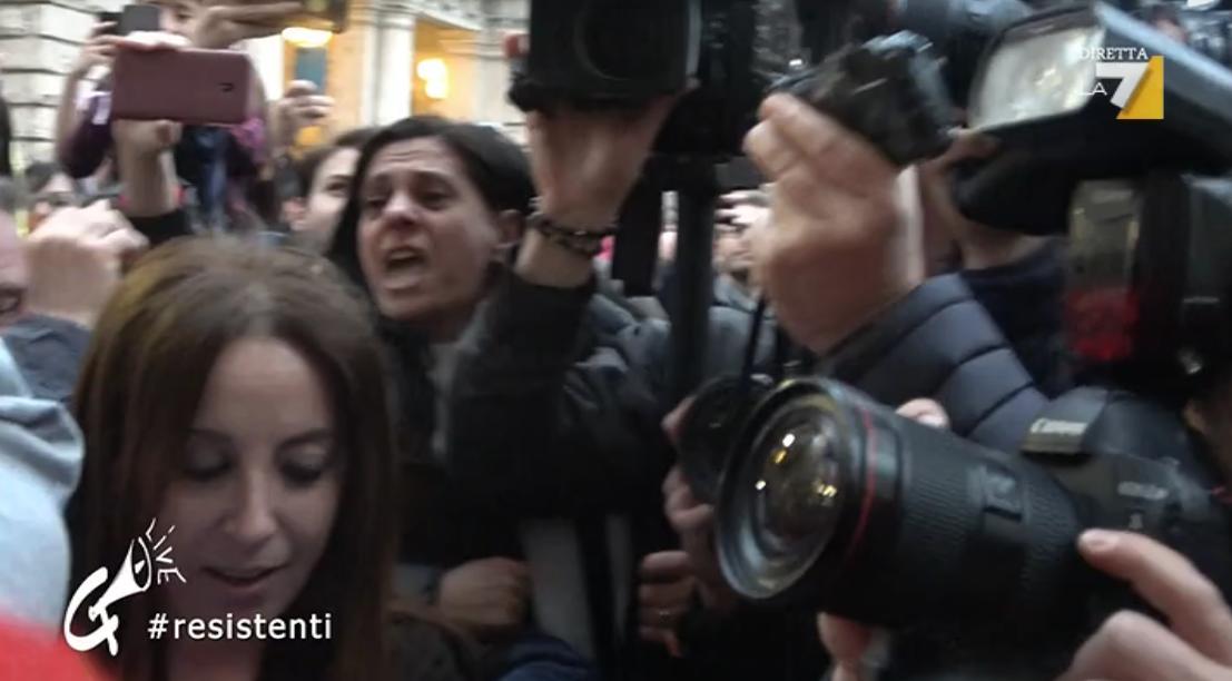 welikeduel's tweet image. Circo mediatico e fila per i selfie

#resistenti #propagandalive