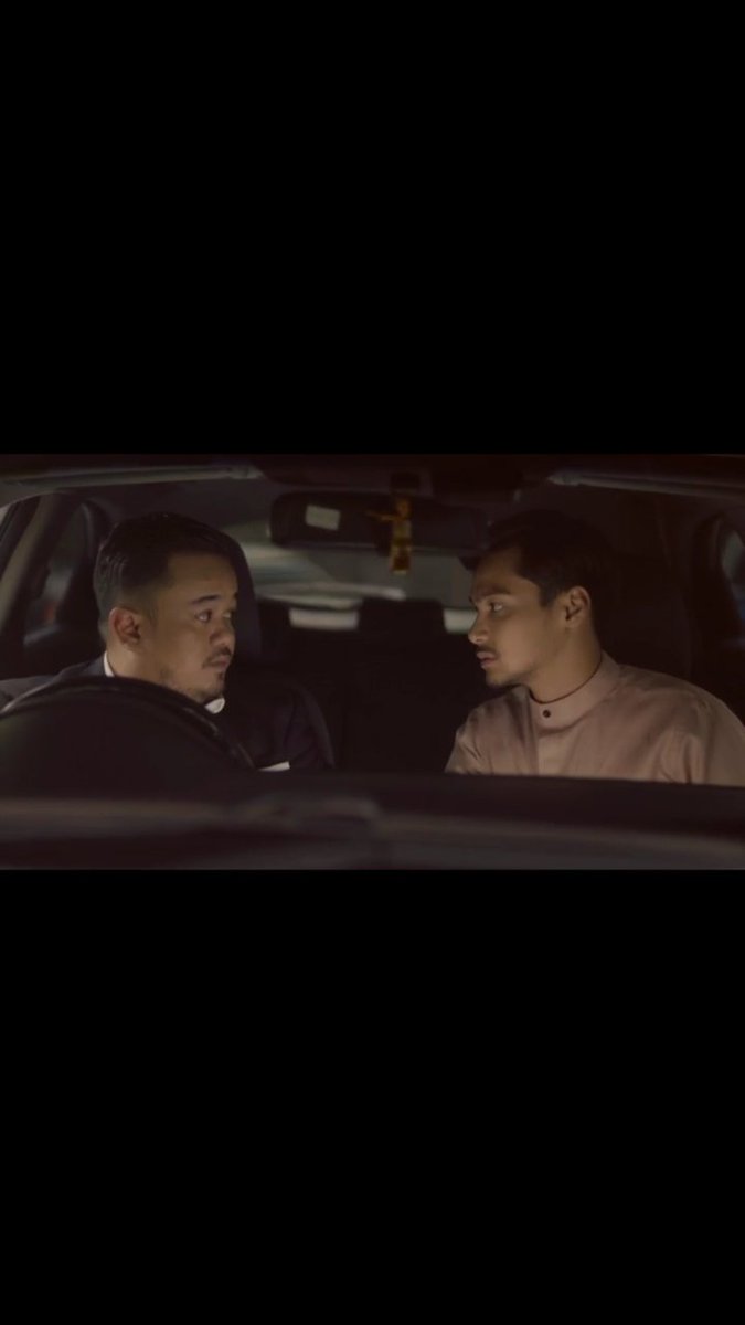 azweenyx's tweet photo. keep repeating this scene. 
thumbs up @iSyafiqKyle . 👍👍
penghayatan dialog dan rasa penyesalan,geram yang luar biasa bila maruah diperkotak-katikkan. 
Alhamdulillah,anda mmg berbakat. Tidak popular kerana rupa semata. 😊 #Nur2 https://t.co/vz6xTviHN7