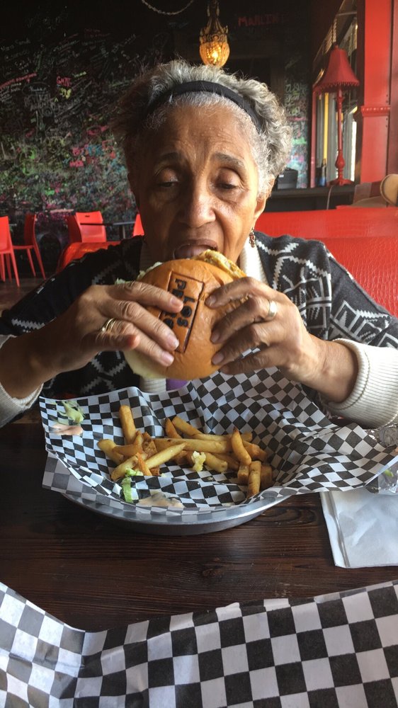 los_perros's tweet photo. Don’t you just love a good #Burgerchallenge?(Photo: Yahima H) https://t.co/3Ccrkcrhso