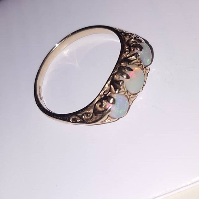 vintageusani's tweet photo. Lovely 9ct gold 3 opal setting ring now at #vintagusa #stgeorgesmartket view friday-sunday and at #cqbazaar 2 may 5-10pm #ringsatvintageusa #tooglamtogiveadamm #vintage #style wedding https://t.co/qDqcthHk3c