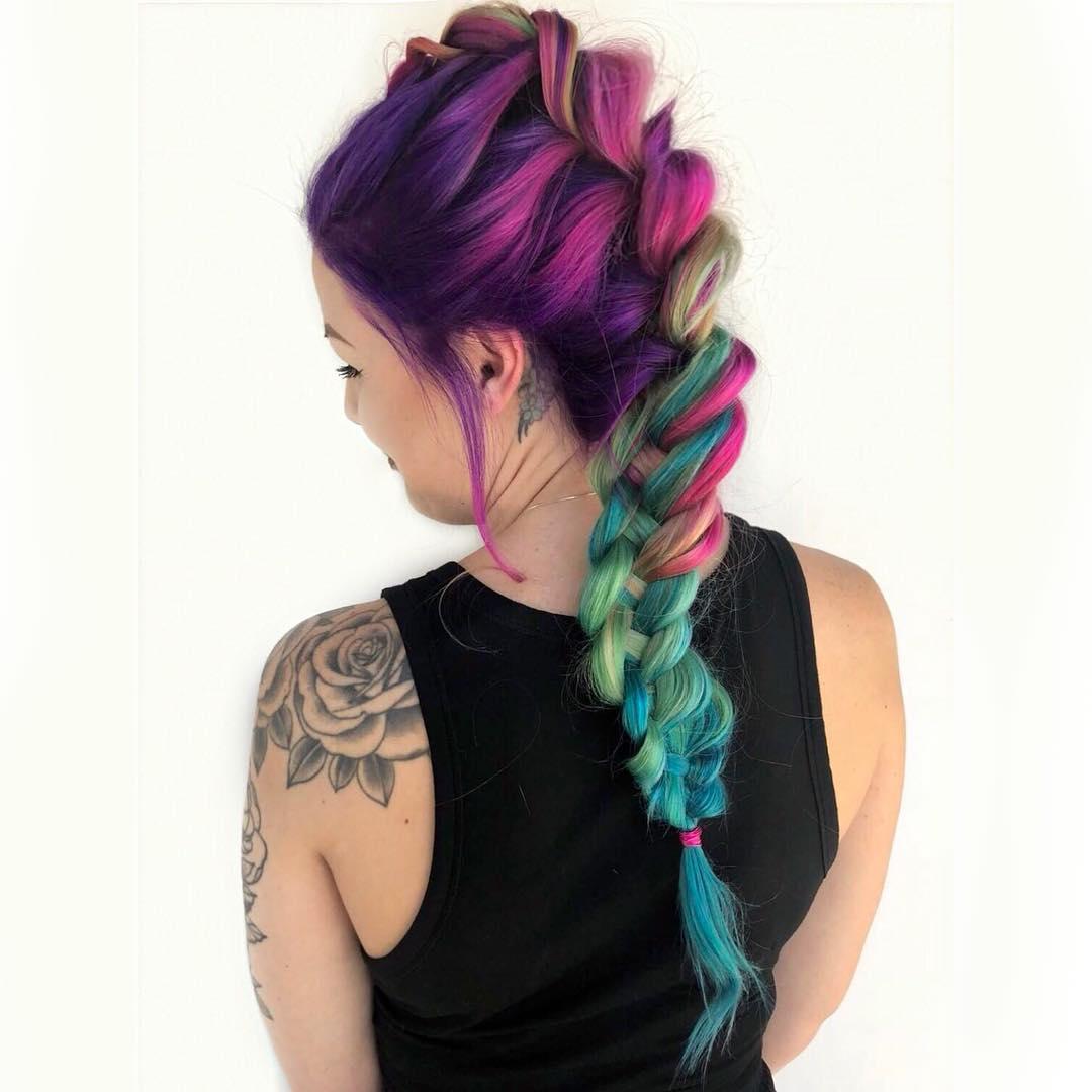 If there's anything better than an awesome braid, it's an awesome braid that's extra colorful! Shout out to stephhstyles for hannahdisconnected's awesome hair.