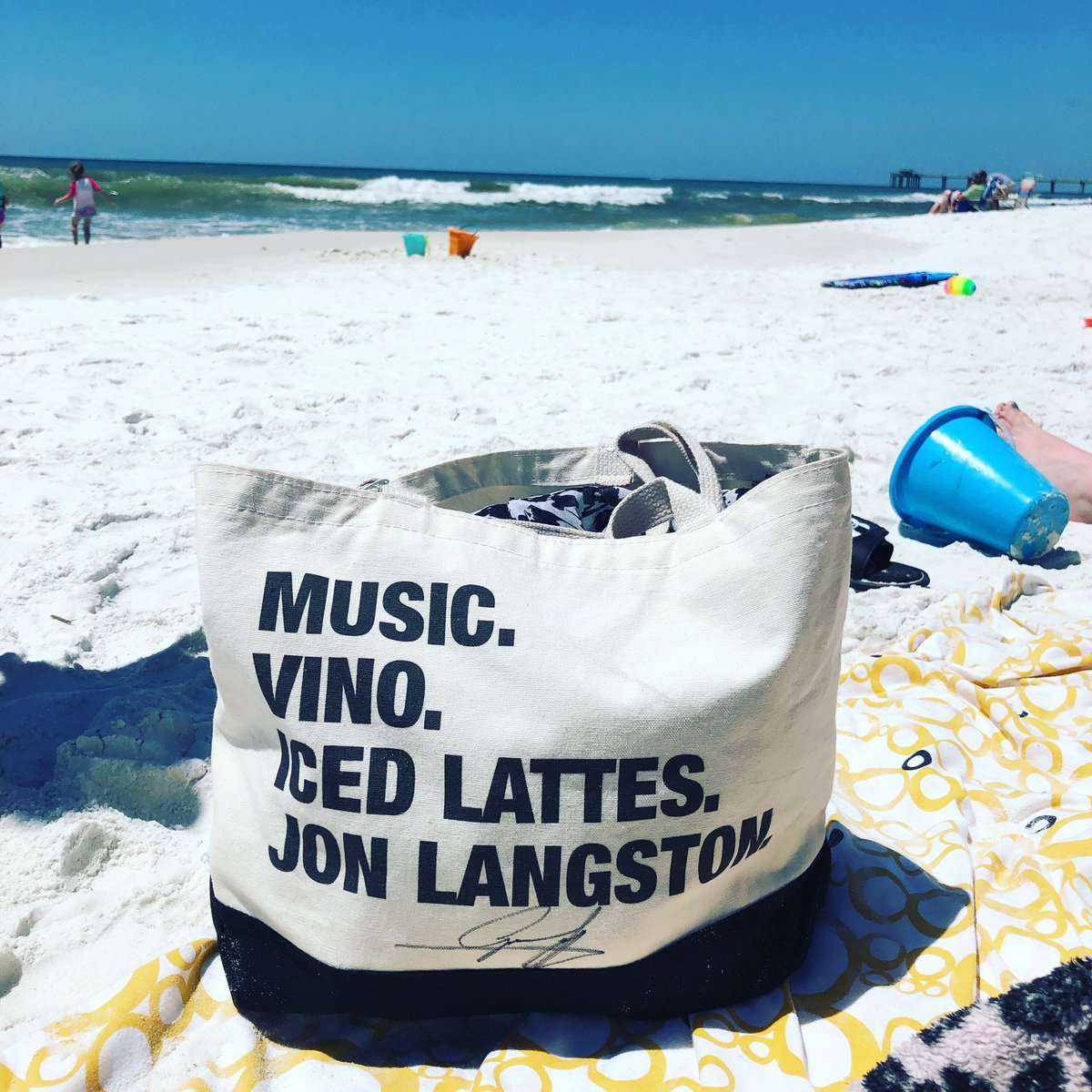 tifftopel's tweet photo. Probly at a beach. @JonTLangston @theShopForward @ShopEspwa @RadioAmy https://t.co/HoSNbfY7m2