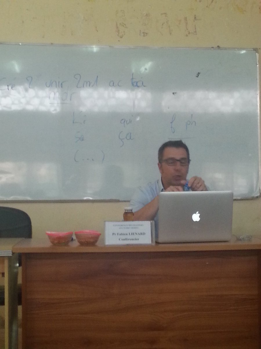 UFDESSTIC's tweet photo. Le Pr. Fabien Lienard de l'#UniversiteDuHavre en #conférence à l'#ESSTIC. On parle des #TracesNumeriques #Communication #Electronique #Cameroon https://t.co/56nO5XJ7EW