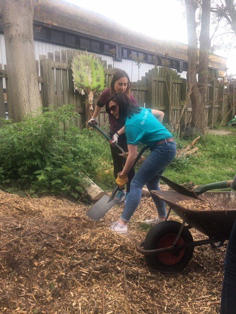 ActionFunder's tweet photo. It's Friday - we're in LOVE! 🥰💚🥰And we are shooting heart eyes at YOU @ThomasMillerCo and @hackneyplay! We love seeing clients rolling up their sleeves and mucking in at fantastic community projects! Most excellent work folks. https://t.co/6pJkmBLaDE