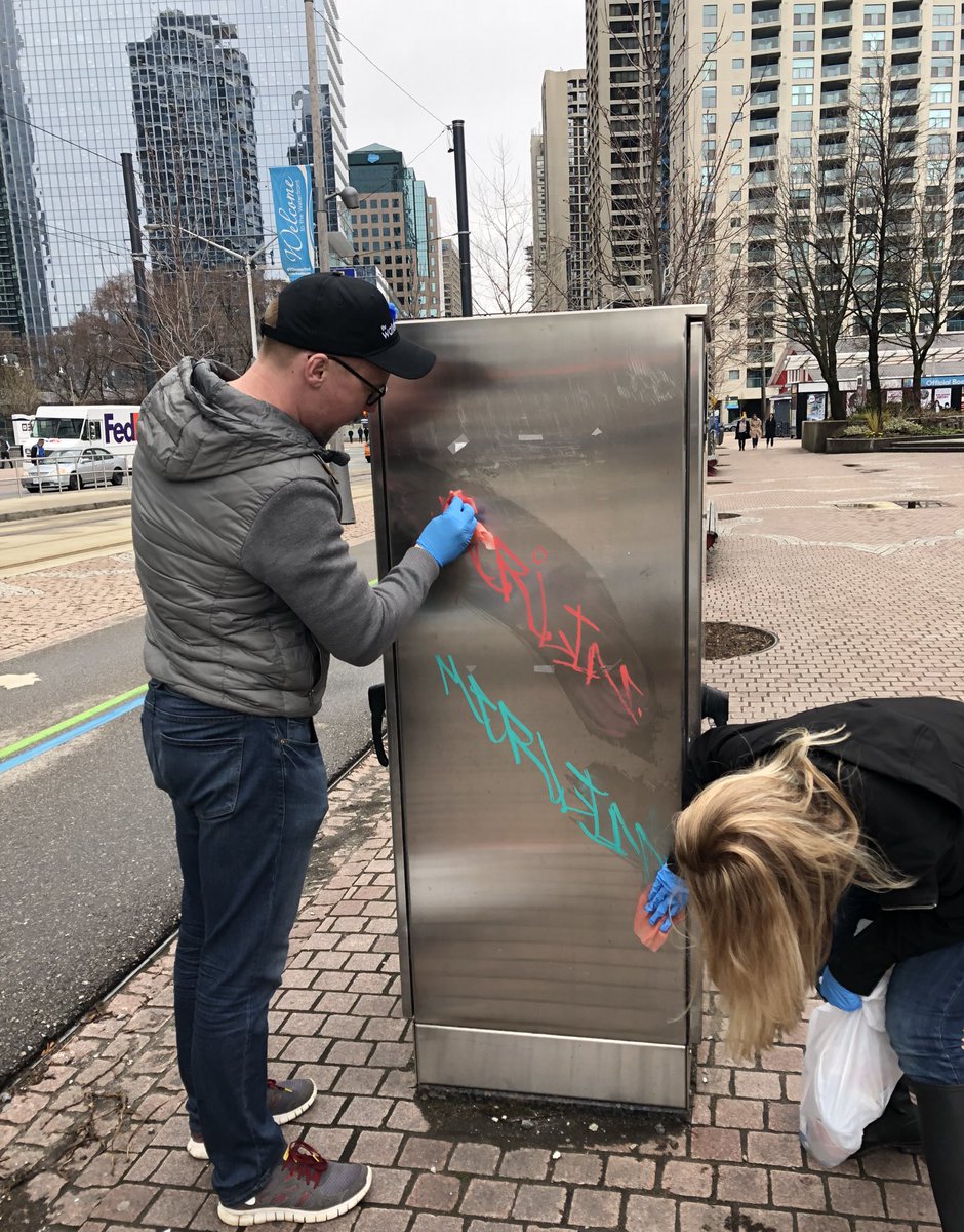 WaterfrontBIA's tweet photo. โจSparkle, sparkleโจThis hydro box is lookinโ so fresh and so clean! #CleanTorontoTogether #CleanTO @LiveGreenTO https://t.co/plbC8jMcKR