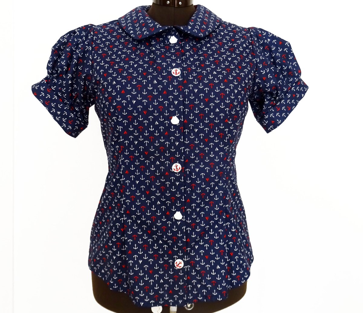 Ce chemisier sailor vient de partir rejoindre sa propriétaire :)
#Blouse #womanclothing #pinupclothing #retrofashion #chemisier #chemisierpinup #retro #bleumarine  #handmade #modealternative #modeethique #slowfashion #pieceunique #yincocreation #madeinfrance #vetementfaitmain.