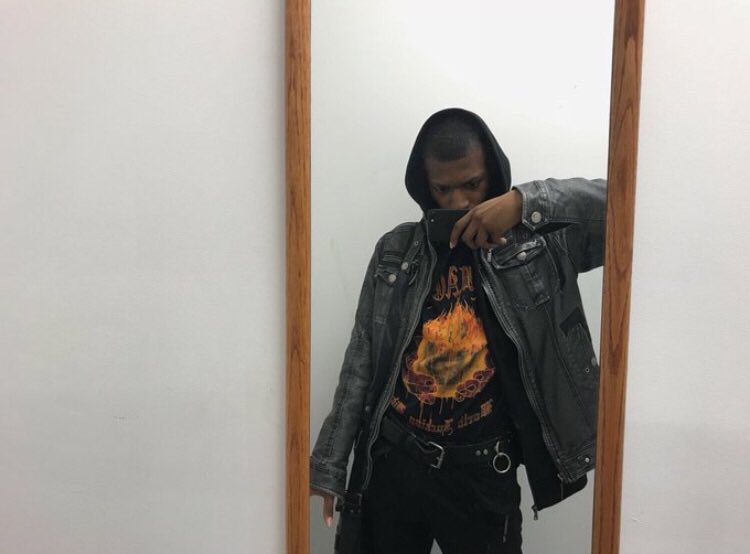 insane_beyond's tweet photo. Outre ses designs, c’est son style vestimentaire et sa personnalité qui semble attirer les gens vers sa marque https://t.co/74AWpQ0azD
