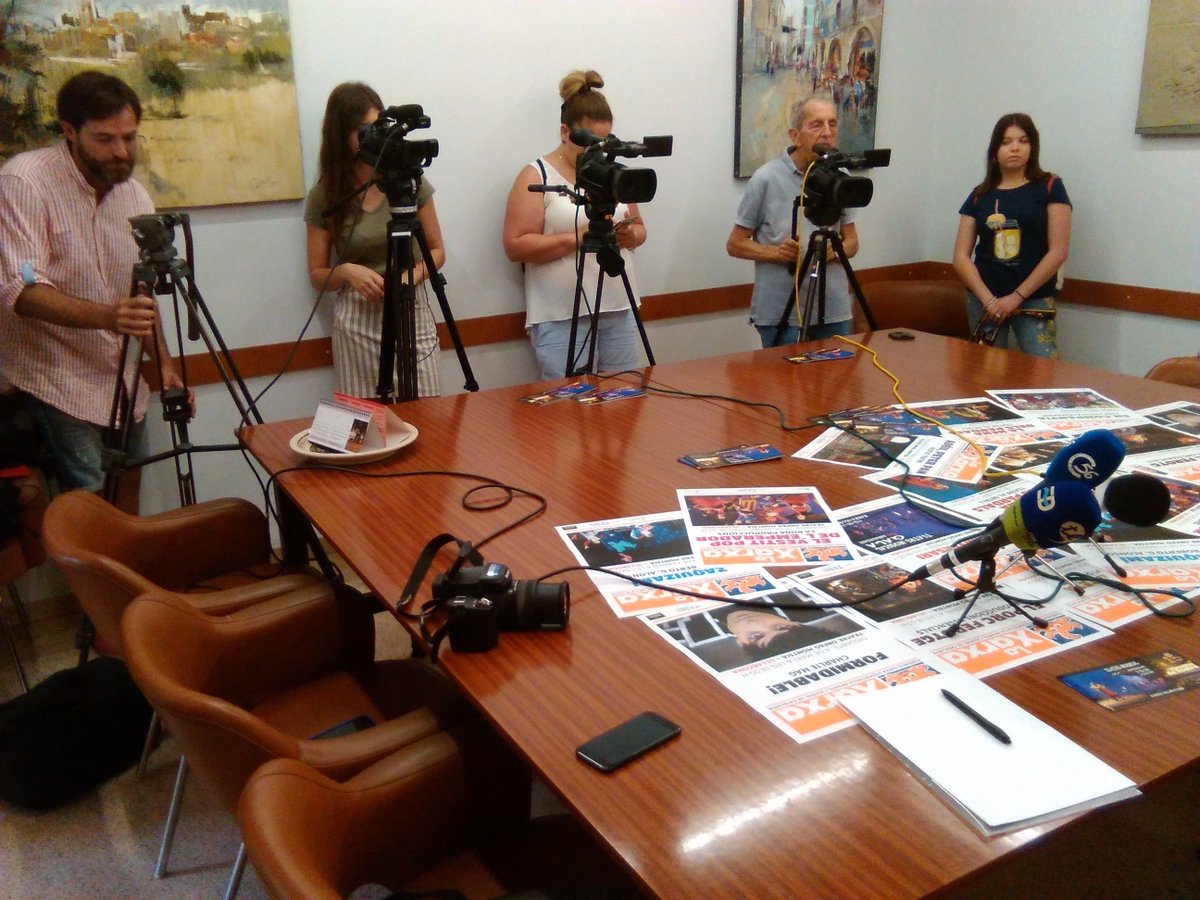 DissabtesTeatre's tweet photo. Han passat vuit mesos des d'aquesta imatge 📹📰✒📑📸📺
👉 dissabte 4 de maig 👈 tanquem temporada.
Esperem haver contribuït a compartir aquesta gran virtut com és anar al teatre en família 👨👩👧👧
Ahhh... penseu-hi, ens queda una, la més màgica #Formidable amb #CharlieMag https://t.co/QOU5ApkSew