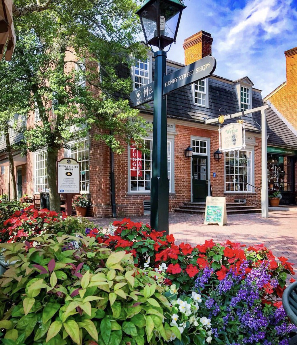 A small town with a big heart. 

📸 @a_colonial_candle 
#dogstreet #dukeofgloucesterstreet #colonialwilliamsburg #williamsburgva #williamsburgvirginia #wburglocal #wburgvisitor #wburgva #merchantsquare #colonialstyle #colonialhistory #shoplocal #williamsburgvisitor