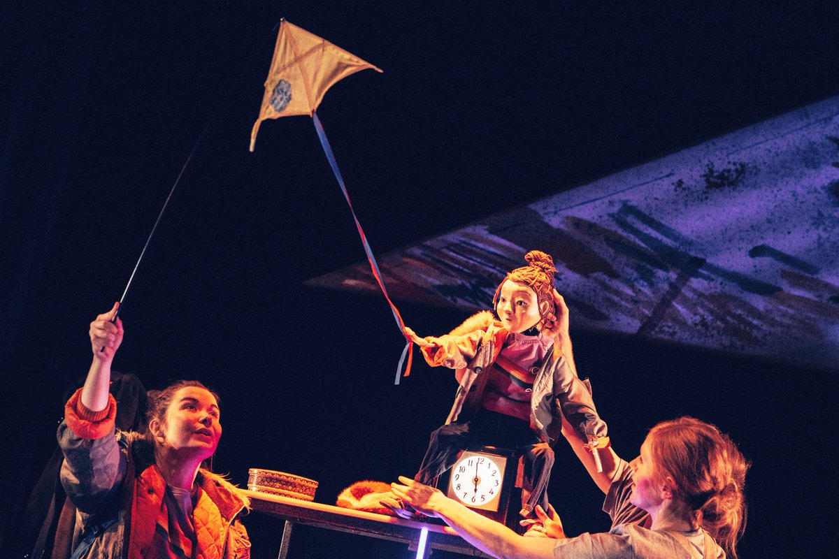 Our brilliant #KITEplay ensemble act their socks off as full size human beings, &amp; puppeteer mini versions of their characters to create a sense of scale &amp; perspective. Puppets are dressed exactly the same as the actors &amp; were moulded from photographs of the actors faces.