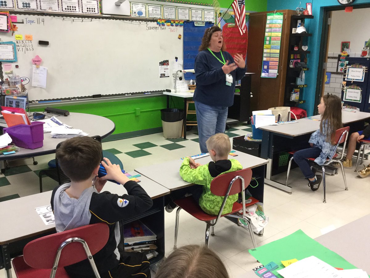 Miss Becky from Turner’s 🥛 Dairy is visiting the second graders at William Penn teaching students about nutrition 🧀🍎🥗🍳🥖