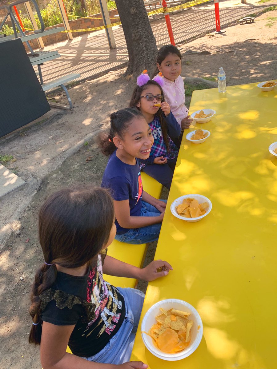 Bancroft_ESS's tweet image. Enjoying our last day together! Thanks for a wonderful spring break! @AvoESS @KemptonESS @LaPresaESS @RanchoEss #ESSRocks #LMSVHeart