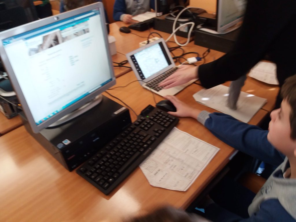 bibliocamocha's tweet photo. Y cerramos la semana con la frase que resume gran parte del #trabajoenbibliotecas Google puede devolverte 100.000 respuestas. Un bibliotecario puede devolverte la correcta 📚💪🏼🎶 #workinlibraries #raduknjižnici #DiaDelLibro2019 con @NAPLESisLib @bibliocamocha y #prelog y #vodice https://t.co/mSuWh3o3Oi
