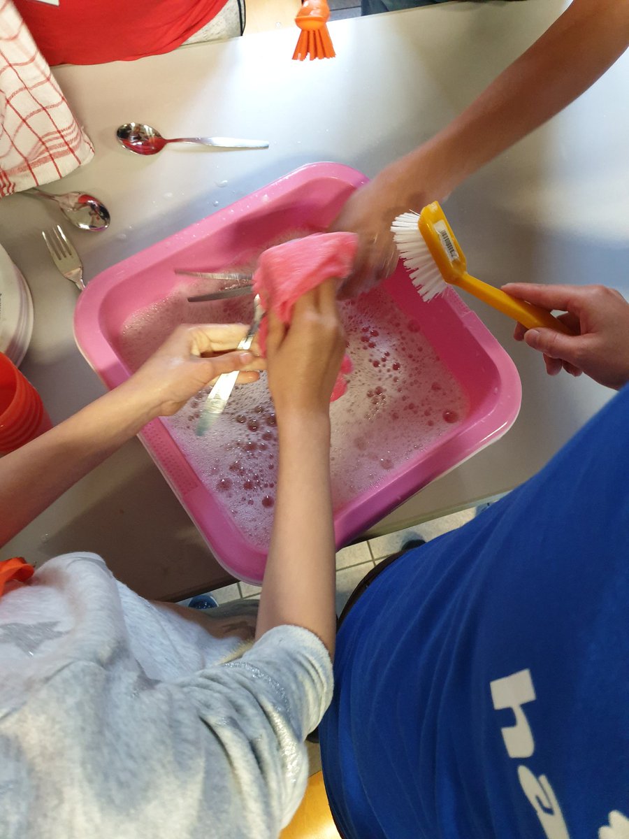 StHappyDays's tweet photo. Samen afwassen #kamp #samen https://t.co/K04Tb0Pkw2