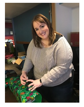 Houlihansjobs's tweet photo. On this day 2 years ago...@LeahKGodfrey joined our @Houlihans family and changed the way we love on our guests, digitally speaking. Happy Houliversary, Leah! We love you, your smile and all your IT phrases! #houcrew #whatsaGUI https://t.co/Bh3BrqxsBh