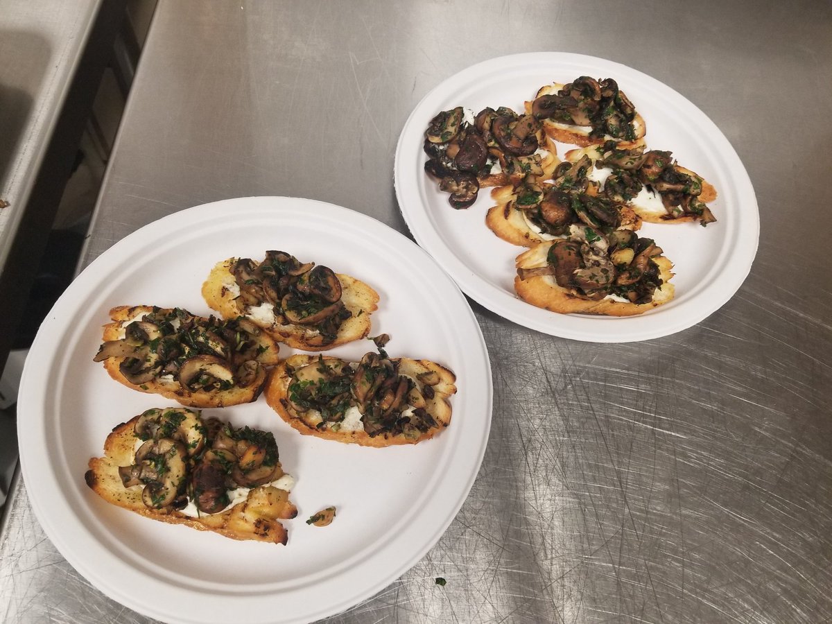 ryankendall85's tweet photo. Grilled French bread with goat cheese. Carmelized crimini mushroom, roasted garlic and fresh herbs. https://t.co/XLI7ehBkxl