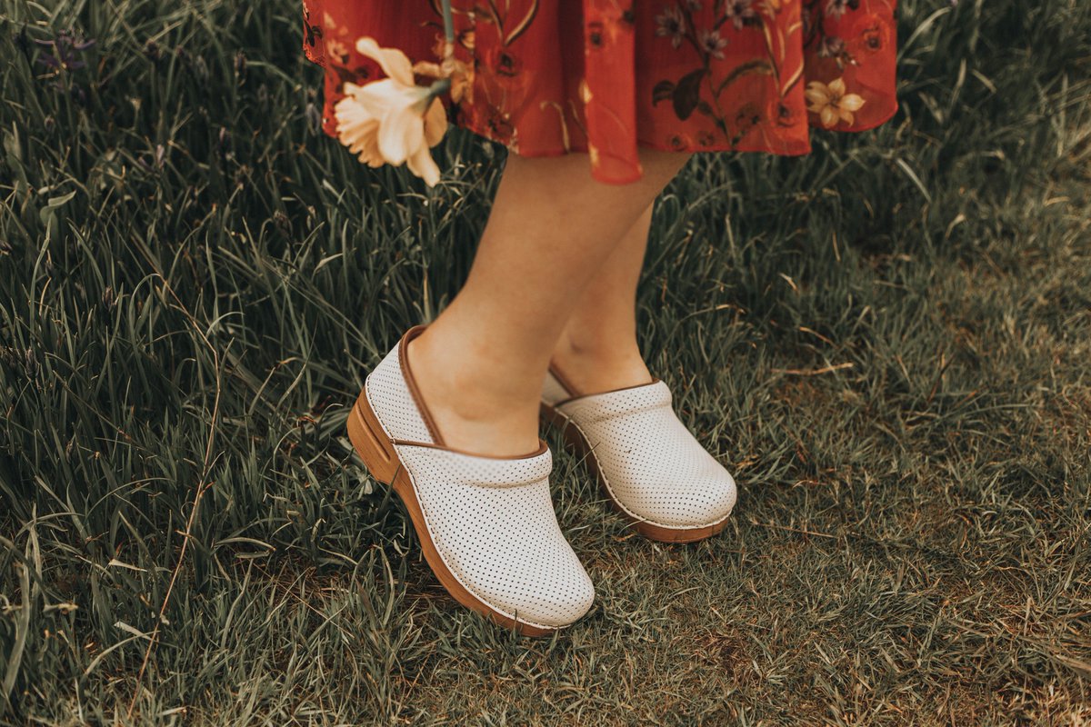 Laurajaneatelie's tweet photo. #ad I found an amazing pair of @Dansko clogs on @Zappos and decided to buy them because of the easy and fast one-day free shipping and 365 return policy. #ZapposStyle #danskostyle #dansko #clogs #justyourfavorites https://t.co/RoRCUaMY5x