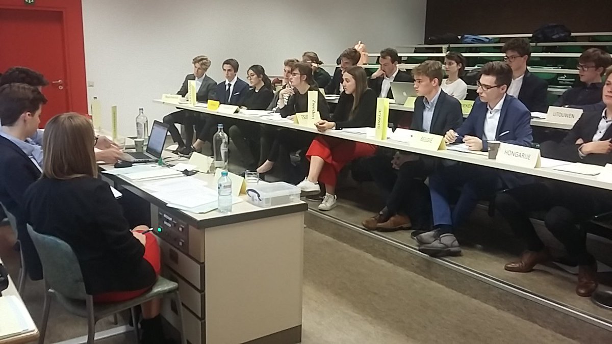 Dieter_Vanhee's tweet photo. Topdag  met simulatie-oefening Europese Raad samen met studenten KULAK. Veel  dank aan Provincie West-Vlaanderen en Europahuis Ryckevelde. https://t.co/4YbMOcLSOo