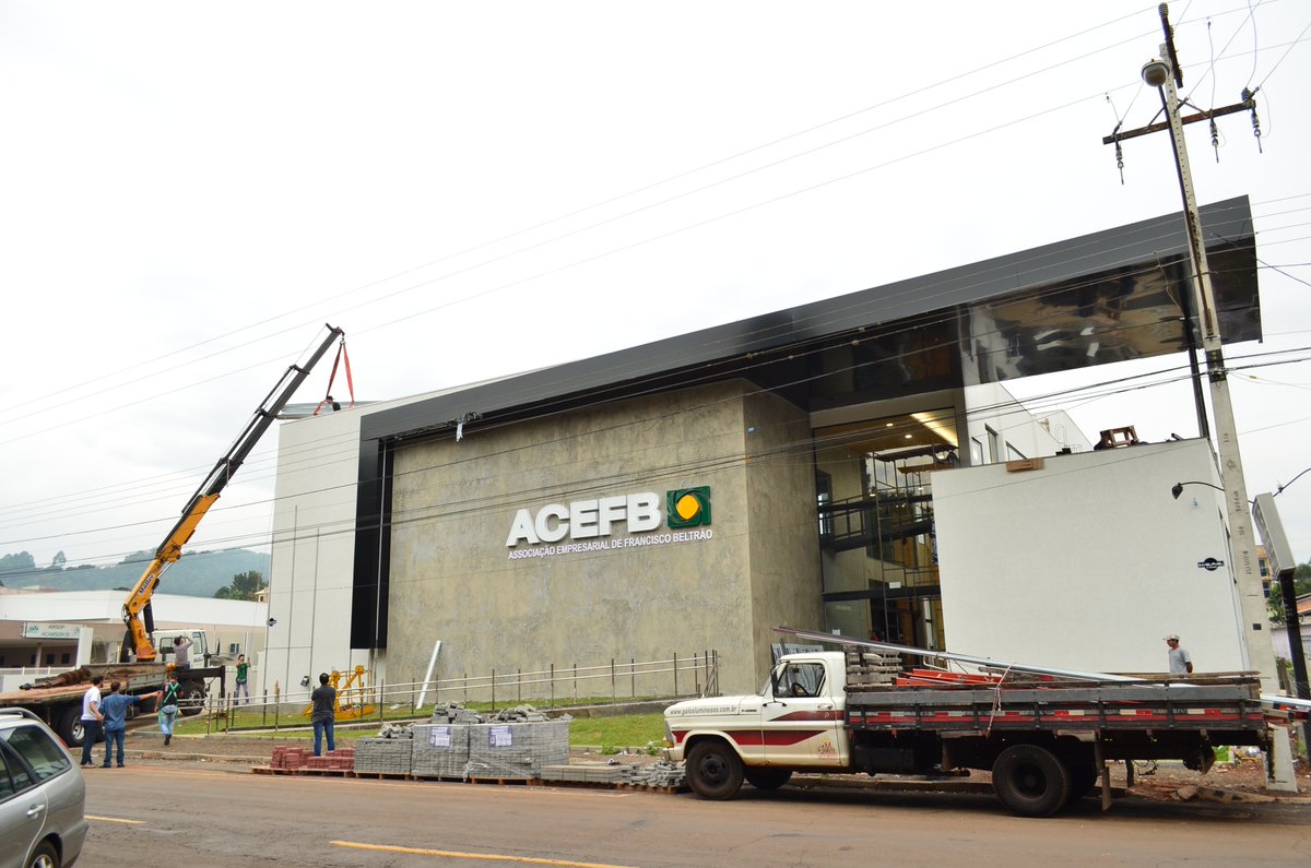 ACEFB's tweet photo. Terça-feira, 30/4/19. Inicia-se um novo capítulo da história de 57 anos da Acefb, a serem completados no dia 1º/5. A nova sede, projetada pelo Nudearq, foi idealizada seguindo padrões de arquitetura encontrados em todo o mundo, partindo do conceito de arquitetura industrial! https://t.co/iQTlgx5JAD