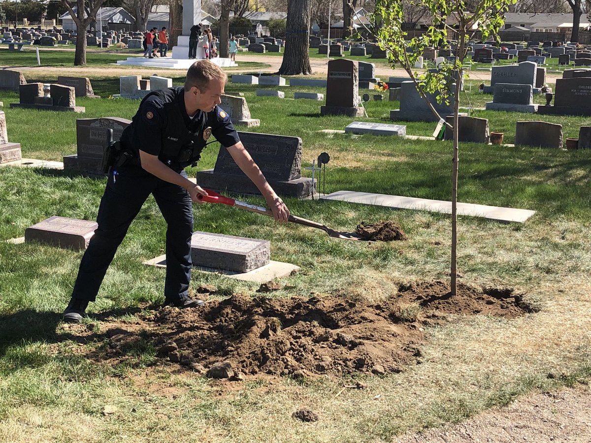 PoliceBrush's tweet photo. Brush PD is rockin’ #ArborDay2019 helloing the schools plant trees #treecityusa https://t.co/TVV5A6ldKG
