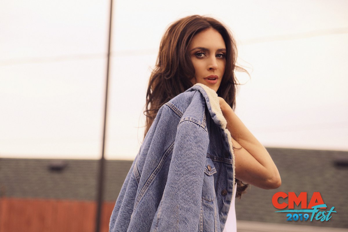 kelleighbannen's tweet photo. Want to go to CMA Fest but you’re stuck on a 🍺 budget? Here’s your chance to live it up! 🎉 Enter @Kretschmardeli’s Section K sweepstakes for your chance to win a free trip! #sectionksweeps >>https://t.co/lZumj5qNVz<< https://t.co/XCCbn1luIk