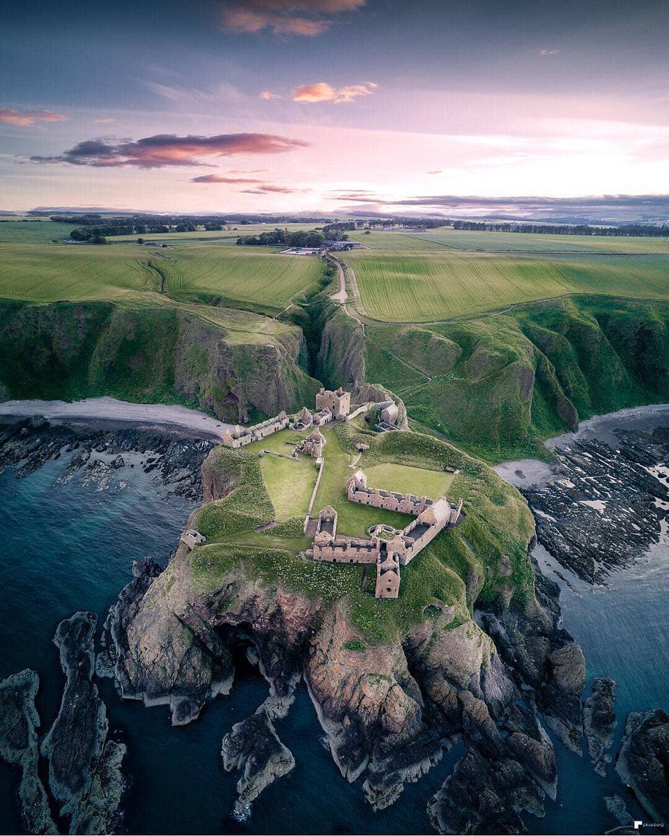 Dunnottar #Castle from above, a sight that'll make you fall in love💖 #BeauitfulABDN 📍 Stonehaven, #Aberdeenshire 📷 IG/pkveiberg