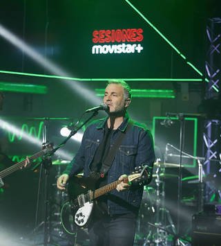 Atención, amigos de <a href="/lahabitacionroj/">La Habitación Roja</a> y no amigos de LHR que desde hoy seréis amigos de LHR!
Hoy en <a href="/MovistarPlus/">Movistar Plus+</a> CD&amp;R, TRIPLE CITA.
A las 22:00, #SesionesMovistarPlus. Conciertazo con <a href="/jorgemartiaguas/">Jorge Martí Aguas</a>, <a href="/PauRocaAvila/">Pau Roca Avila</a> y cía presentado por <a href="/ajpaniagua/">Arturo Paniagua</a> y guión de <a href="/MontseJerezP/">Montse Jerez</a>. 👇