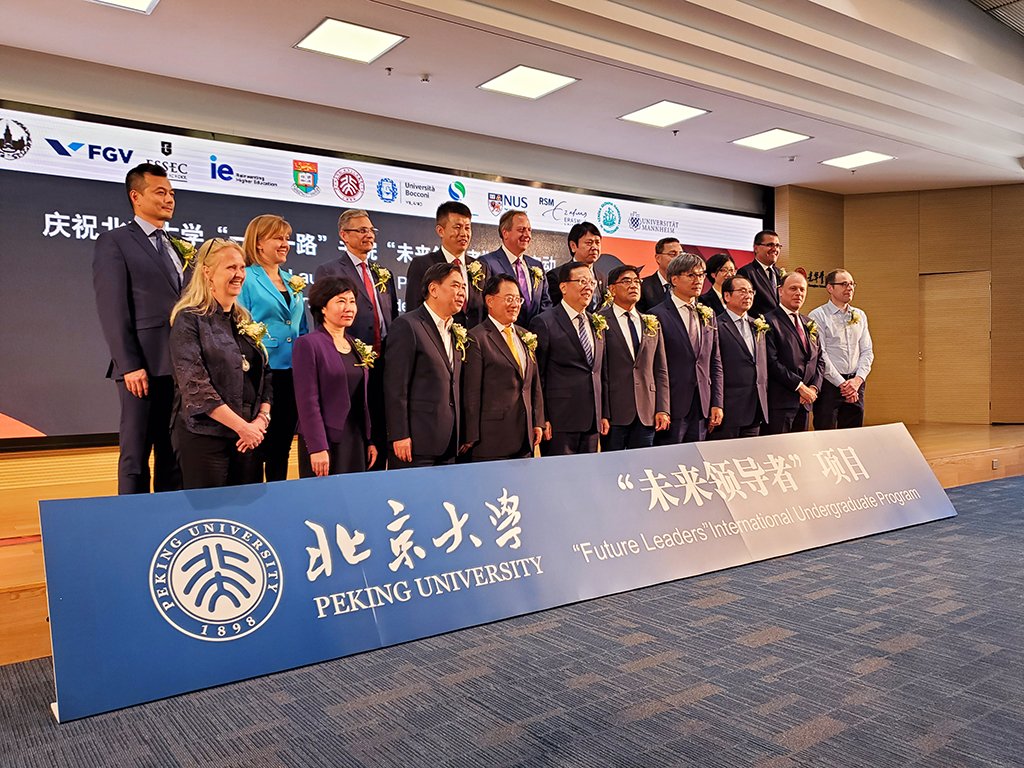SmithBusiness's tweet photo. Starting in fall 2020, up to five #SmithCommerce students each year will be selected to study in China as part of a new dual-degree partnership with Guanghua School of Management at Peking University, @PKU1898, in Beijing. #SmithBusiness #SmithGlobal https://t.co/53xLR2i7XM https://t.co/SLEU8sKJcW