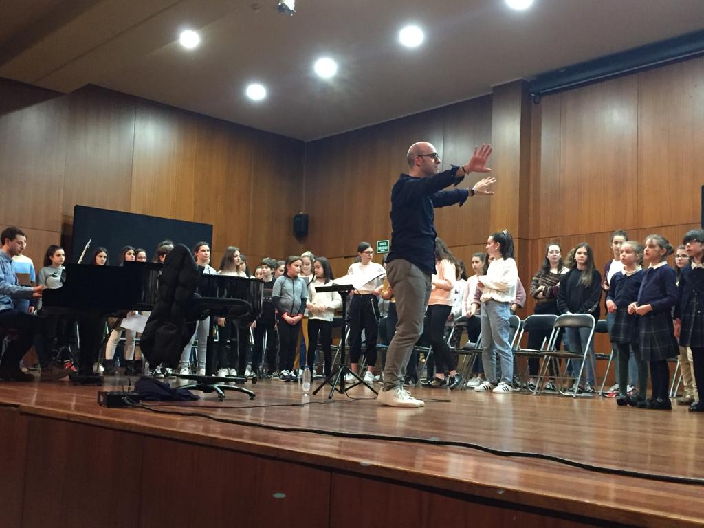 feijoozorelle's tweet photo. El coro ensaya con Josu Elberdin para el Concierto de clausura de Ourencanto; este domingo a las 19 horas en el Auditorio!! @Mjnovo @ourencanto https://t.co/KhY0FfQR8l