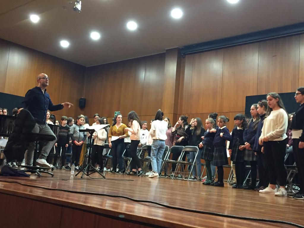 feijoozorelle's tweet photo. El coro ensaya con Josu Elberdin para el Concierto de clausura de Ourencanto; este domingo a las 19 horas en el Auditorio!! @Mjnovo @ourencanto https://t.co/KhY0FfQR8l