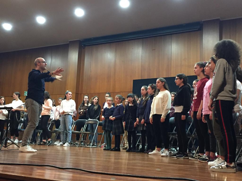 feijoozorelle's tweet photo. El coro ensaya con Josu Elberdin para el Concierto de clausura de Ourencanto; este domingo a las 19 horas en el Auditorio!! @Mjnovo @ourencanto https://t.co/KhY0FfQR8l