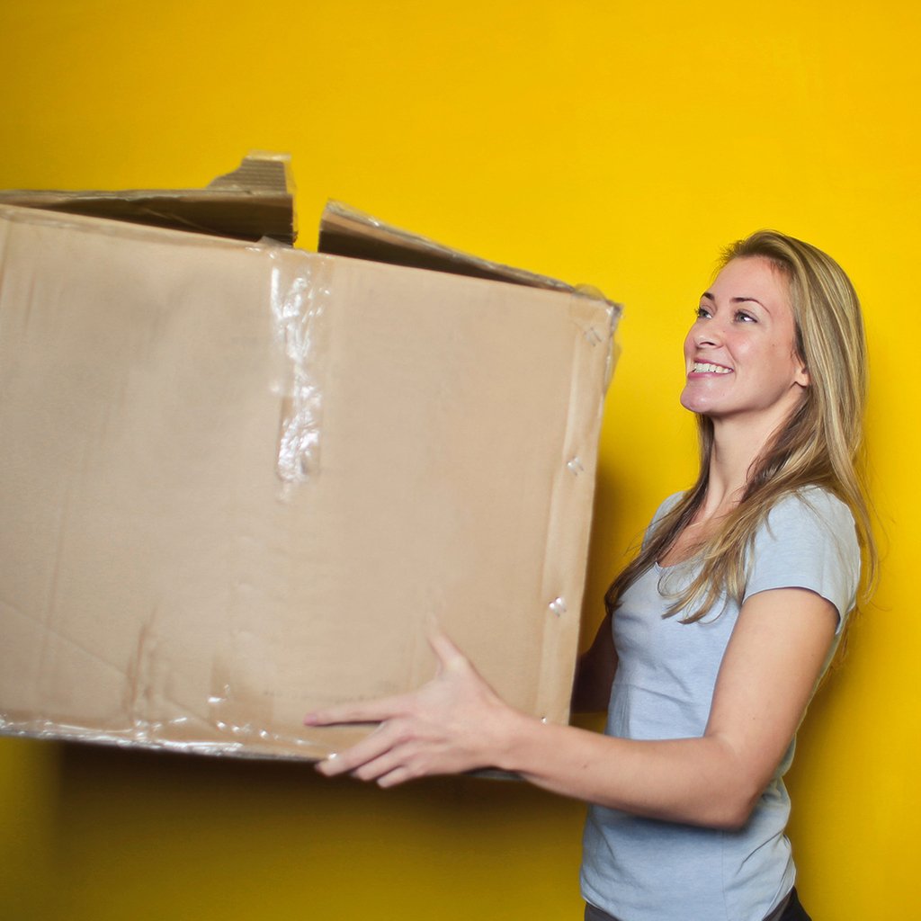 Lifesimplifiedl's tweet image. If you just moved into your new home and have no idea where to begin with the unpacking process, I have a simple tip. Start with the kitchen! Grab the essentials, ensure all appliances are working properly, and create a sense of calm in the chaos. #unpackingtips #movingtips