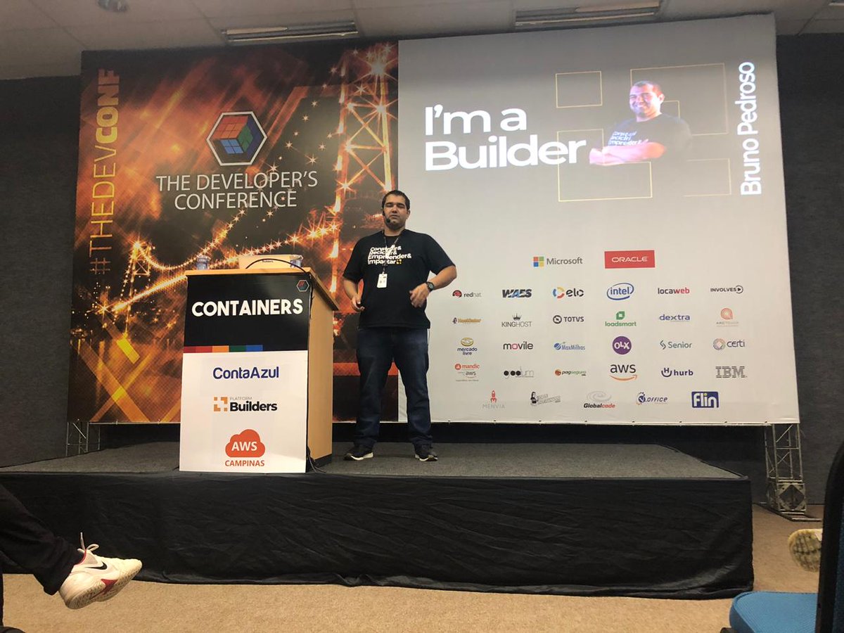 somosbuilders's tweet photo. Nosso Arquiteto @pedrosoinno , falando sobre "Não existe container de prata".
#gobuilders #wearebuilders #platformbuilders #TDCbuilders #thedevconf2019 https://t.co/5UNWQh3CQU