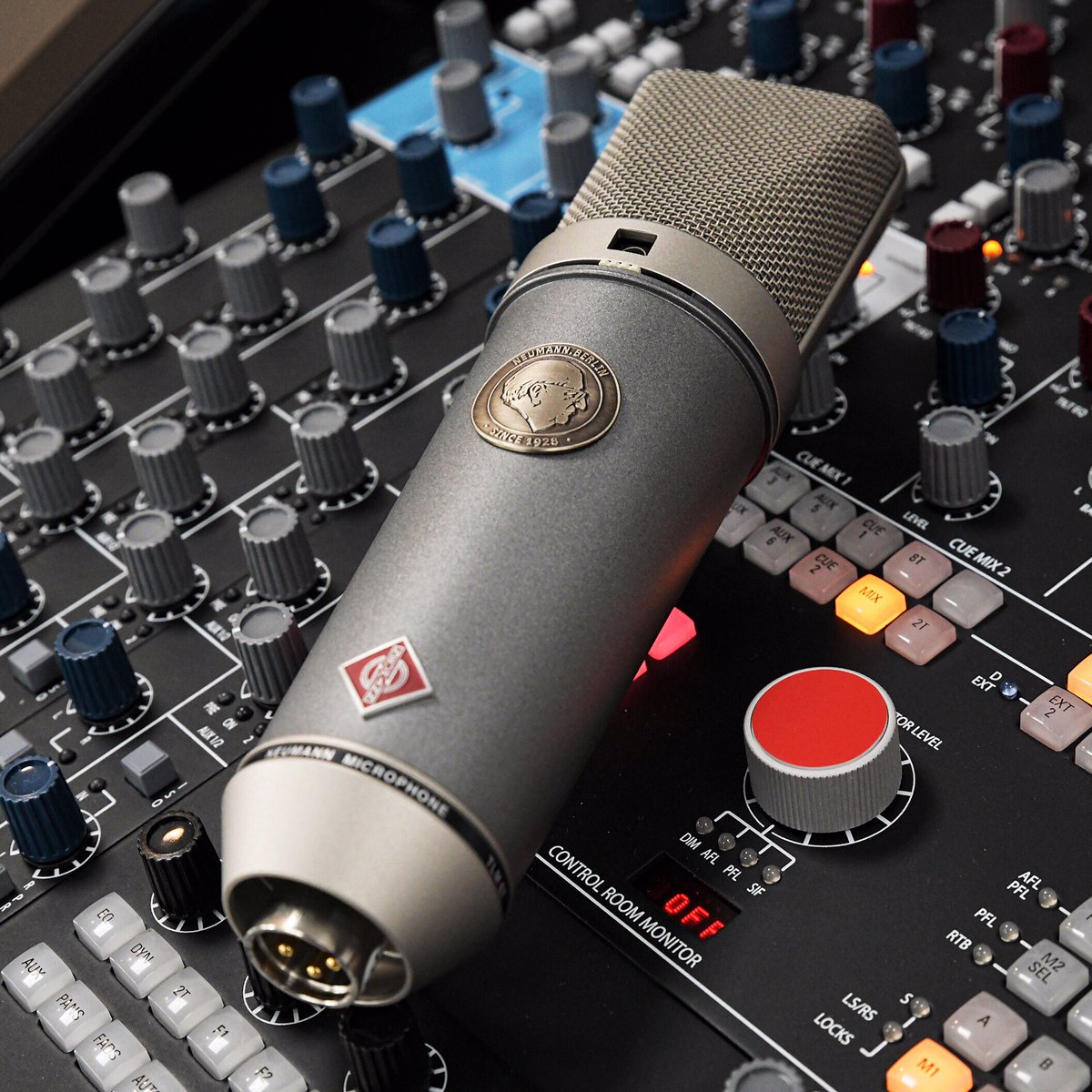 Studiocare's tweet photo. #Neumann TLM 67 Large diaphragm #studio microphone
Outstanding multi purpose #microphone that captures #strings #vocals and environments with outstanding clarity and tone. #GeorgNeumann
Pictured on the beautiful #AMSNeve #Genesysblack #mixing console
https://t.co/eQjkWJvbUa https://t.co/bavu6A7fd1