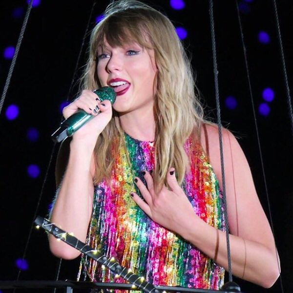 Stacey271's tweet image. As well as Taylor Swift day, today is also Lesbian Day of Visibility 🌈 So hi to all the other lesbian Swifties out there celebrating both! Like a rainbow with all of the colours, April 26th is truly for us 💖🦋🏳️‍🌈 #LesbianDayOfVisibility #TaylorSwiftApril26