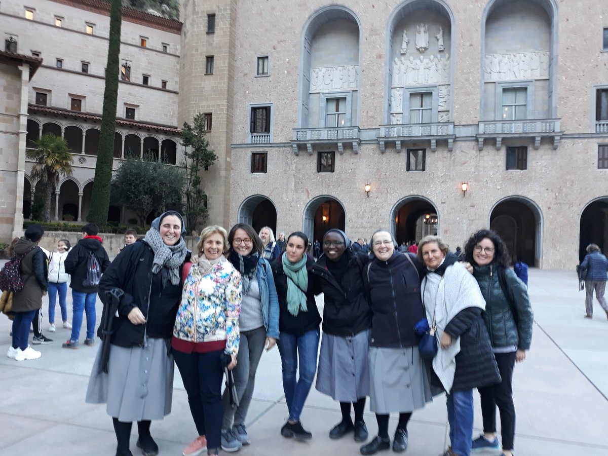 MdaPastoral's tweet photo. #VetlladeMontserrat19 els alumnes dels grups de fe de @_mdangels i @natzaretesplu ens unim a la pregària per la Mare de Déu de Montserrat. #sotalabraçdelamoreneta https://t.co/t9Znt2X7VR
