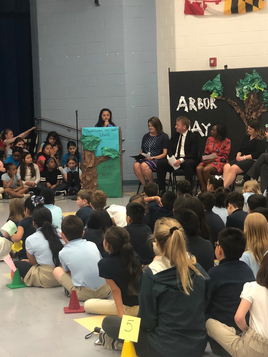 Komstac's tweet photo. Mayor Buckley helped us celebrate the now officially proclaimed Arbor Day of Annapolis, today! Event was organized by 2 of our 5th grade students as part of ongoing passion projects. #changemakers #ibworldschool #globalcitizensinaction @aacps_ib @GermantownES https://t.co/lgipP9sXaF