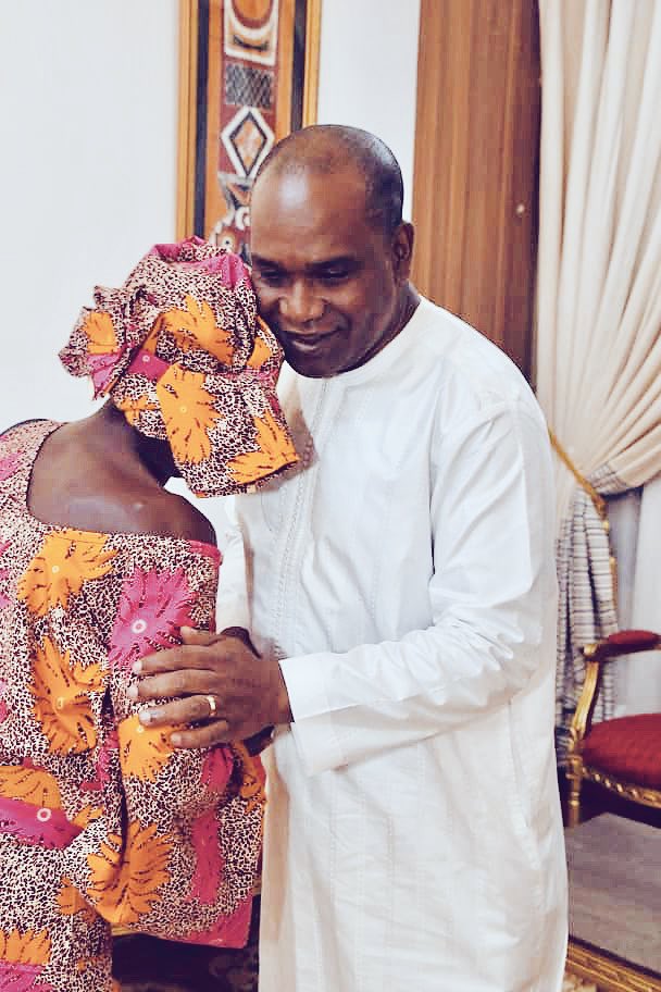 AlphaBarry20's tweet photo. J’ai reçu avec beaucoup de plaisir ce vendredi au Ministère des Affaires Étrangères &amp; de la Coop. Mme Fatimata Ouédraogo venue de Koudougou. J’avais rencontré fortuitement cette dame de 59 ans le 7 mars dernier au marché de Koudougou.@BurkinaMae @rochkaborepf #BurkinaFaso #Lwili https://t.co/yfmq7si0nV