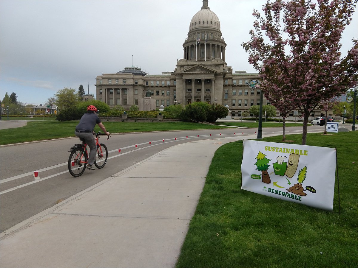 BoiseStreetDept's tweet image. Before #RedCupProject, 50% crossed into the bike lane. After, 97% stayed out of the bike lane.  #engineeringmatters