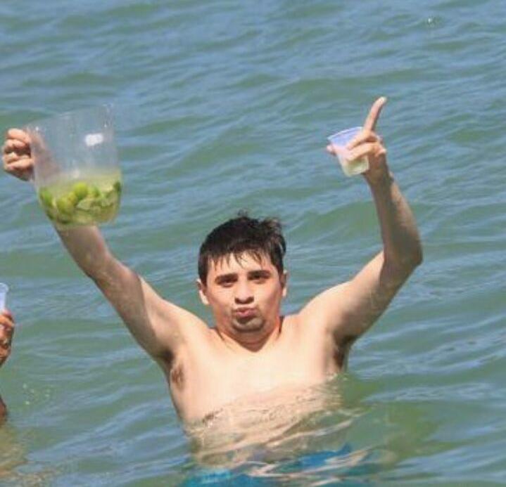 IsmaelSanchez4's tweet photo. #BorrachosChallenge  vacaciones brasil! Su jarra de caipiriña y en la playita! https://t.co/tjimlUi4NY
