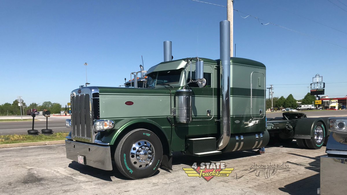 4StateTrucks's tweet photo. Caught Andy Wise on the lot today! Those short, fat stacks! #WhosOnTheLot #4StateTrucks #ChromeShopMafia #PeterbiltTrucks #FatStacks #FlatTopStacks #DropVisor #CustomFuelTanks #CustomStepBox #HesHidingFromTheCamera #CustomRig #Chrome #trucking #semitruck #bigrig #cdldriver https://t.co/2qdblthBGi
