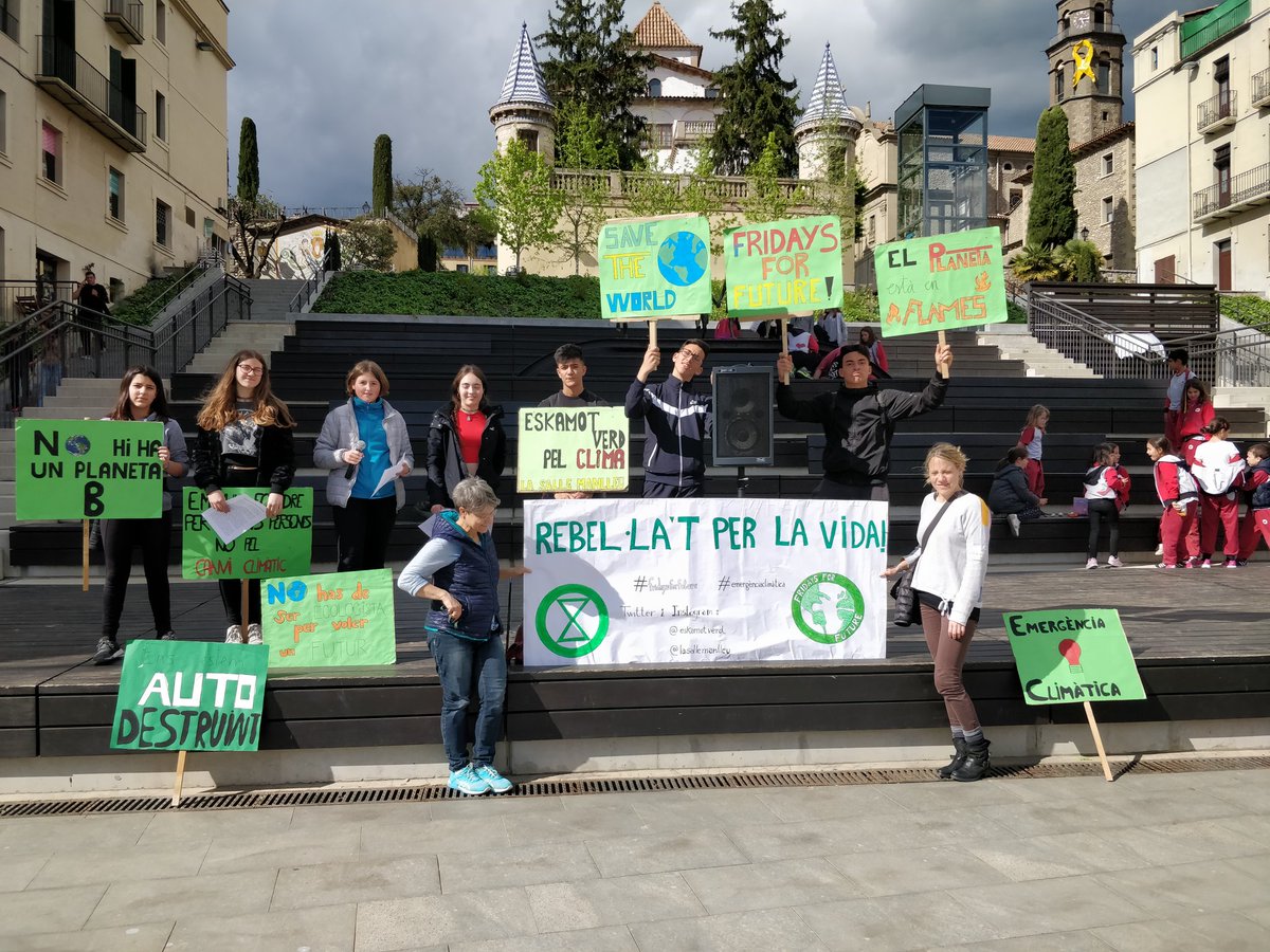 L'Eskamot Verd de La Salle Manlleu ha fet una nova concentració contra el canvi climàtic amb la lectura d'un manifest. 🌍♻️🌱 #fridaysforfuture #emergènciaclimàtica #salvemelplaneta