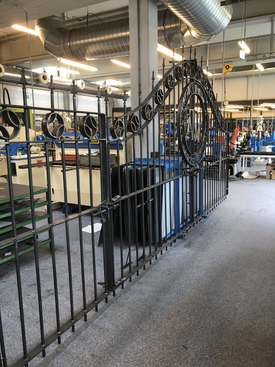 kheres's tweet photo. Trots op mijn #Mannenvanstaal @noorderpoort @Technologie_ICT Project “Hekwerk” voor de tennisvereniging is af. #Hufterproof https://t.co/PJS5vPvG3a