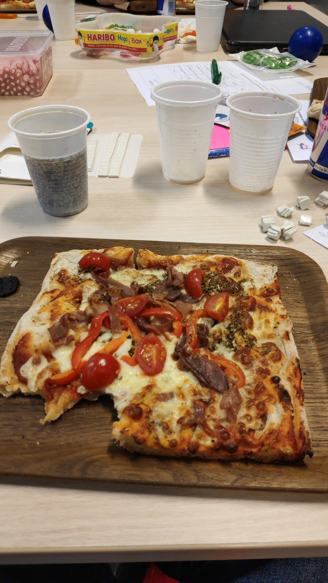 Kanarpp's tweet photo. Pizzaaaaaaa !!! #handihack #nfactoryschool https://t.co/OeUGcMditE