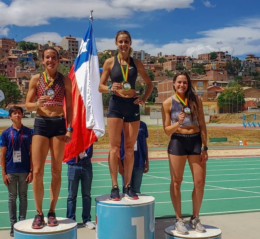¡PURO CHILE 🥇🥈🥉! Las atletas Isidora Jiménez, Fernanda Mackenna y María Ignacia Montt 🇨🇱 disfrutan el podio de los 200 Metros Planos en el Grand Prix de Cochabamba 🇧🇴 ¡Felicitaciones! #ChileCompite