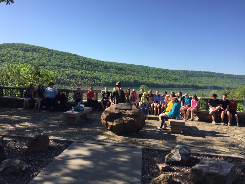 VickyLimbocker's tweet photo. AMS Science Club at Lake Ft Smith learning about aquatic ecosystems. @alma_middle https://t.co/yyJedw1ORH
