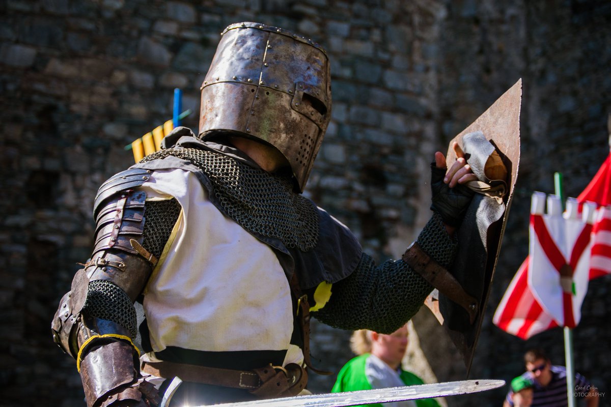 [Easter Weekend | The Ardudwy Knights | Harlech Castle] 
<a href="/ArdudwyKnights/">ardudwy knights</a> @Harlech_Castle <a href="/cadwwales/">Cadw</a> <a href="/visitwales/">Visit Wales 🏴󠁧󠁢󠁷󠁬󠁳󠁿</a> 
#thisismywales #visitwales #livinghistory #history #medieval #knights #akwales #ardudwyknights #akrocks